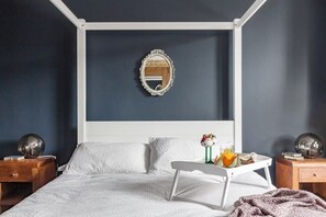 7 bedrooms, iron/ironing board, travel cot, WiFi - Walk to the Piccadilly Line From a Stunning Family House (Greater London)