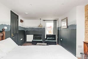 5 bedrooms, iron/ironing board, WiFi, bed sheets - Walk to the Piccadilly Line From a Stunning Family House (Greater London)