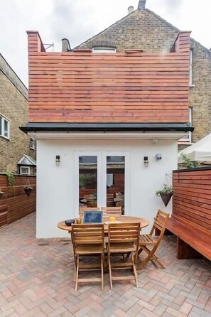 Outdoor dining - Walk to the Piccadilly Line From a Stunning Family House (Greater London)