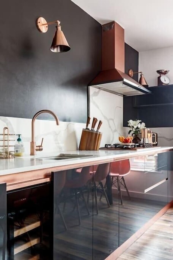 Fridge, microwave, oven, stovetop - Walk to the Piccadilly Line From a Stunning Family House (Greater London)