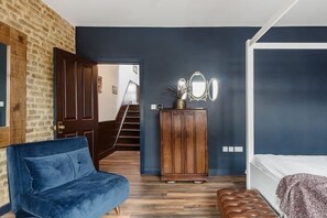 7 bedrooms, iron/ironing board, travel cot, WiFi - Walk to the Piccadilly Line From a Stunning Family House (Greater London)