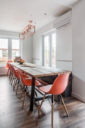 Dining - Walk to the Piccadilly Line From a Stunning Family House (Greater London)