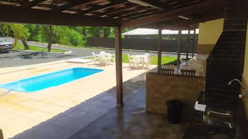 Piscine extérieure, parasols de plage