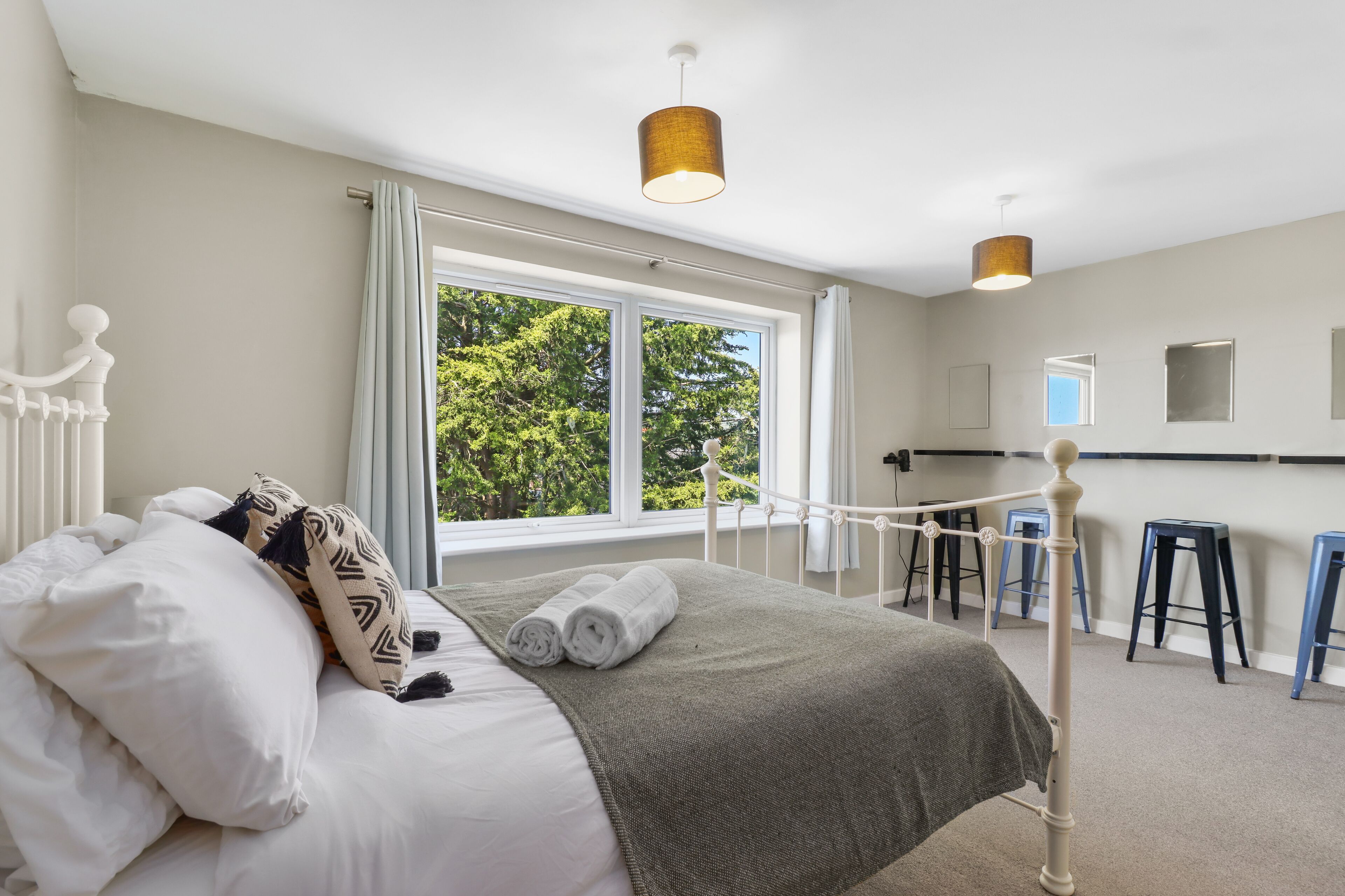 4 bedrooms, iron/ironing board, free WiFi, bed sheets