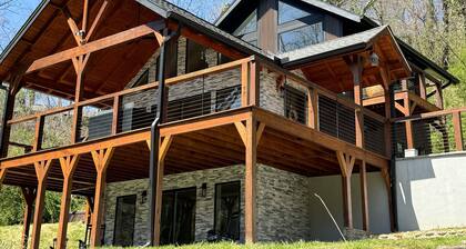 Magic Forest - 3 Acres of privacy in Gatlinburg.