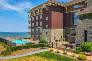 Un hôtel à plusieurs étages doté d’une piscine, d’un espace extérieur aménagé et offrant une vue sur la mer.