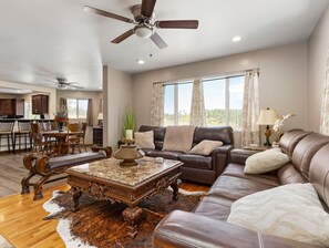 Smart TV, chimenea, libros, impresora