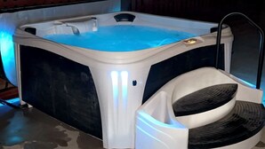 Outdoor spa tub - Ninnie & Papaw's Paradise Cove on Beaver Lake (Springdale)