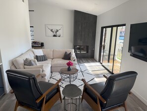 Smart-TV, peis, musikkbibliotek og stereoanlegg