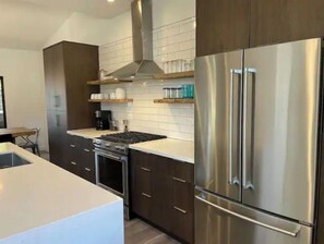 Kjøleskap, mikrobølgeovn, ovn og kokeplater