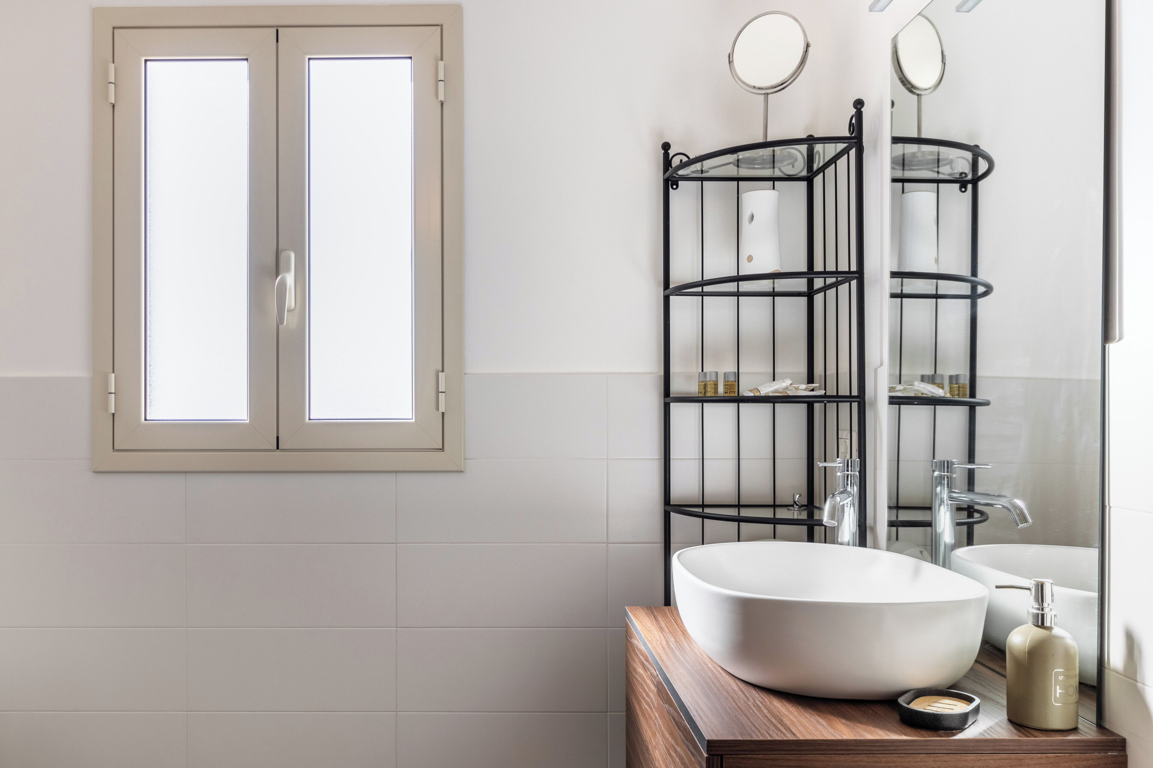 Douche, sèche-cheveux, bidet, serviettes fournies