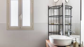 Douche, sèche-cheveux, bidet, serviettes fournies