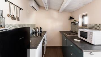 Réfrigérateur, micro-ondes, four, plaque de cuisson