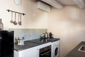 Fridge, microwave, oven, stovetop - Donna Rosa Holiday Home - Terrazza (Noto)