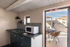 Fridge, microwave, oven, stovetop - Donna Rosa Holiday Home - Terrazza (Noto)