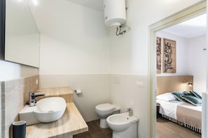 Douche, sèche-cheveux, bidet, serviettes fournies
