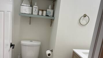 Duschwanne, Haartrockner, Handtücher, Seife