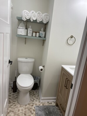 Duschwanne, Haartrockner, Handtücher, Seife