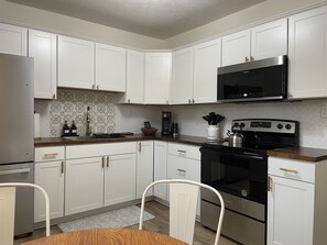 Kühlschrank, Mikrowelle, Ofen, Herdplatte