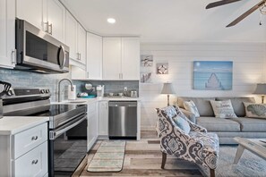 Réfrigérateur, micro-ondes, four, plaque de cuisson