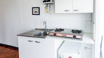 Apartamento | Cozinha privada | Frigobar, torradeira, talheres/pratos/utensílios de cozinha