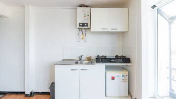 Apartment | Private kitchen | Mini-fridge, toaster, cookware/dishes/utensils, cleaning supplies
