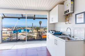 Apartamento | Cozinha privada | Frigobar, torradeira, talheres/pratos/utensílios de cozinha