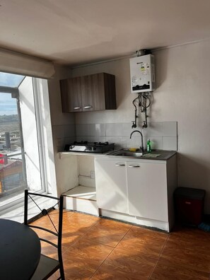 Appartement | Cuisine privée | Mini-réfrigérateur, grille-pain, vaisselle et ustensiles