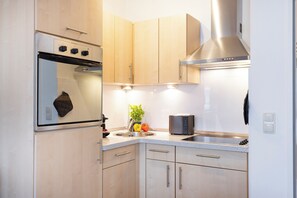 ثلاجة، فرن، موقد طهي مسطح، غسالة أطباق