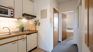 Réfrigérateur, micro-ondes, plaque de cuisson, cafetiÚre/bouilloire