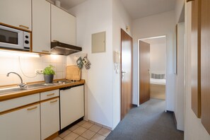 Fridge, microwave, stovetop, coffee/tea maker - Vacation apartment "Abendsonne" up to 3 persons (non-smoking) (Niendorf/Ostsee)