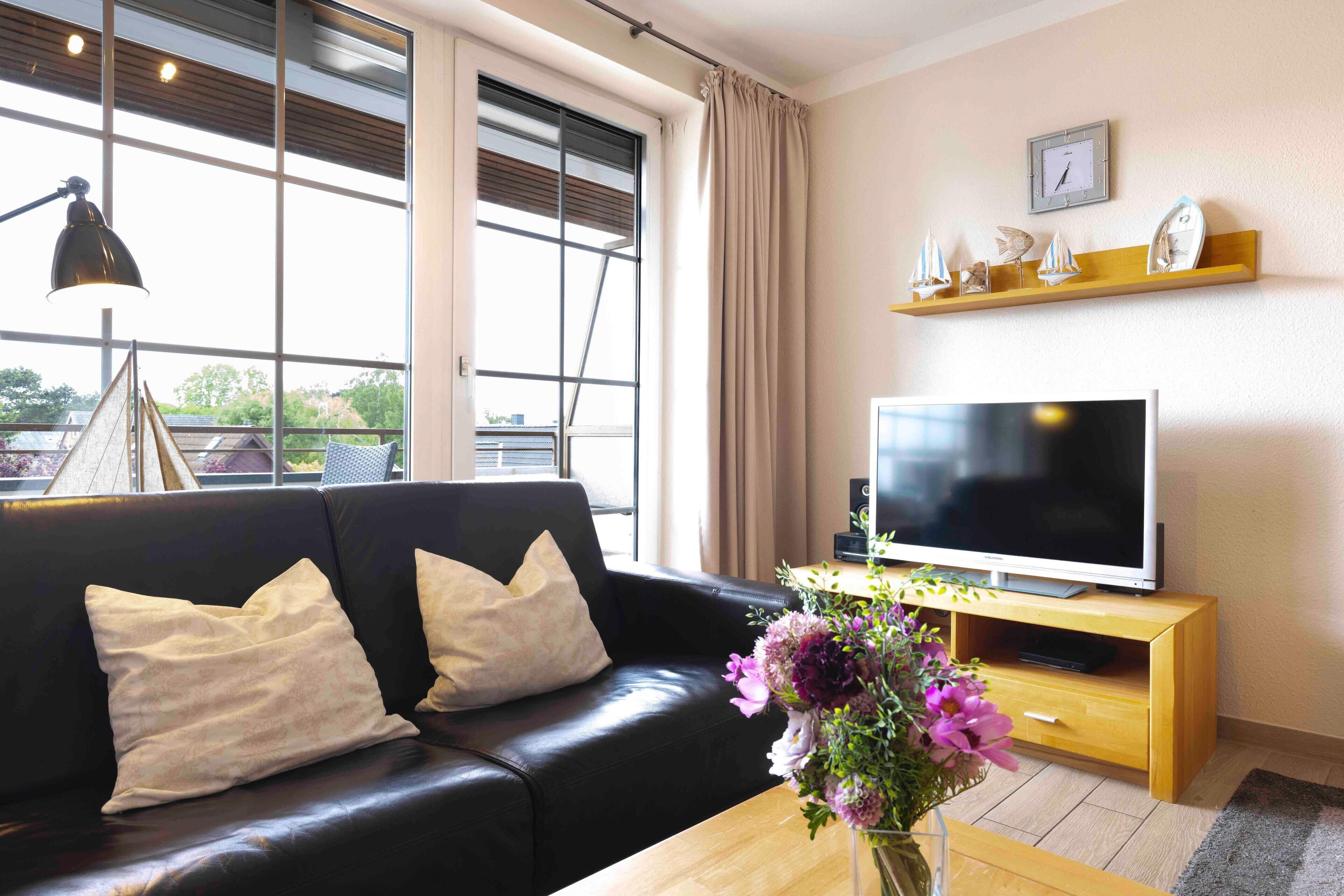 Una televisión, un reproductor de DVD, un reproductor estéreo