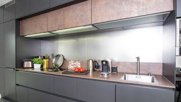 Een koelkast, een magnetron, een oven, een kookplaat