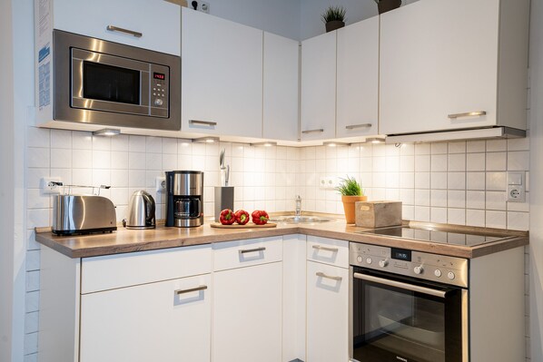 Refrigerador, microondas, horno y parrilla de estufa 