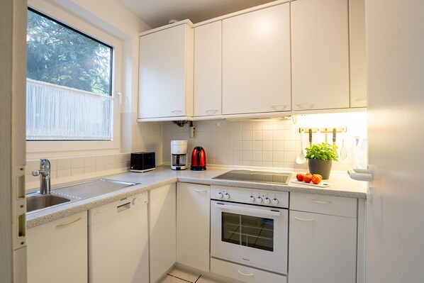 Kühlschrank, Mikrowelle, Ofen, Geschirrspüler