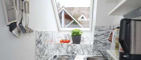 Réfrigérateur, micro-ondes, cafetière/bouilloire, grille-pain