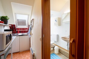 Kühlschrank, Mikrowelle, Kochgeschirr/Geschirr/Besteck