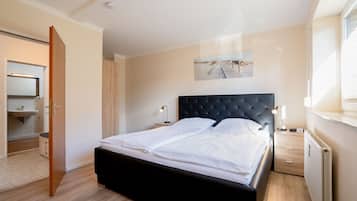 Travel cot, free WiFi