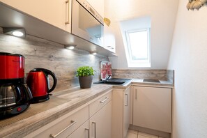 Kjøleskap, mikrobølgeovn, kokeplater og kaffetrakter/tekoker