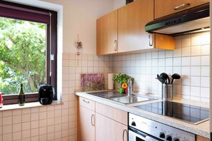 Frigorífic, microones, placa de cuina i cafetera i tetera