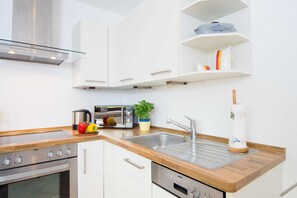 Kühlschrank, Mikrowelle, Ofen, Herdplatte