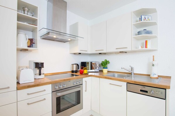 Kühlschrank, Mikrowelle, Ofen, Herdplatte