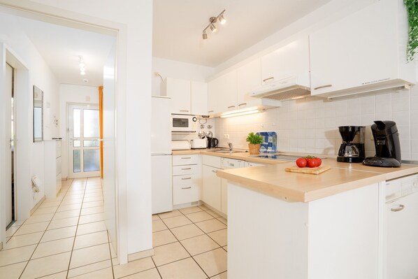 Kühlschrank, Mikrowelle, Ofen, Geschirrspüler