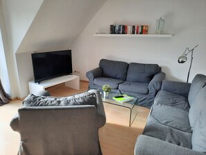 Fernseher, DVD-Player, Tischtennisplatte, Stereoanlage