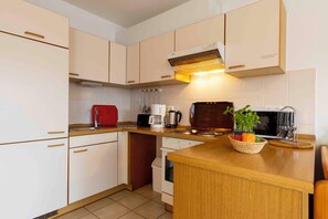 Réfrigérateur, four à micro-ondes, un four, surface de cuisson