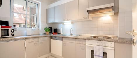 Kühlschrank, Mikrowelle, Ofen, Herdplatte