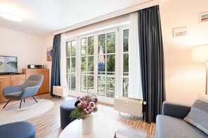 Fernseher, Bücher, Stereoanlage