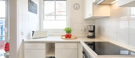 Réfrigérateur, four à micro-ondes, un four, surface de cuisson