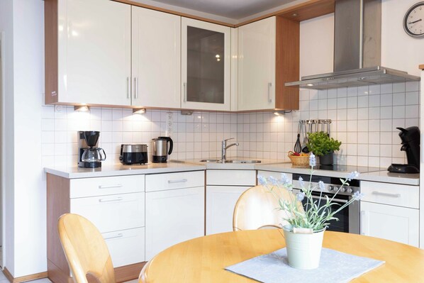 Kylskåp, mikrovågsugn, ugn och spishäll
