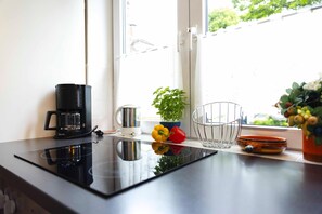 Kühlschrank, Mikrowelle, Ofen, Herdplatte